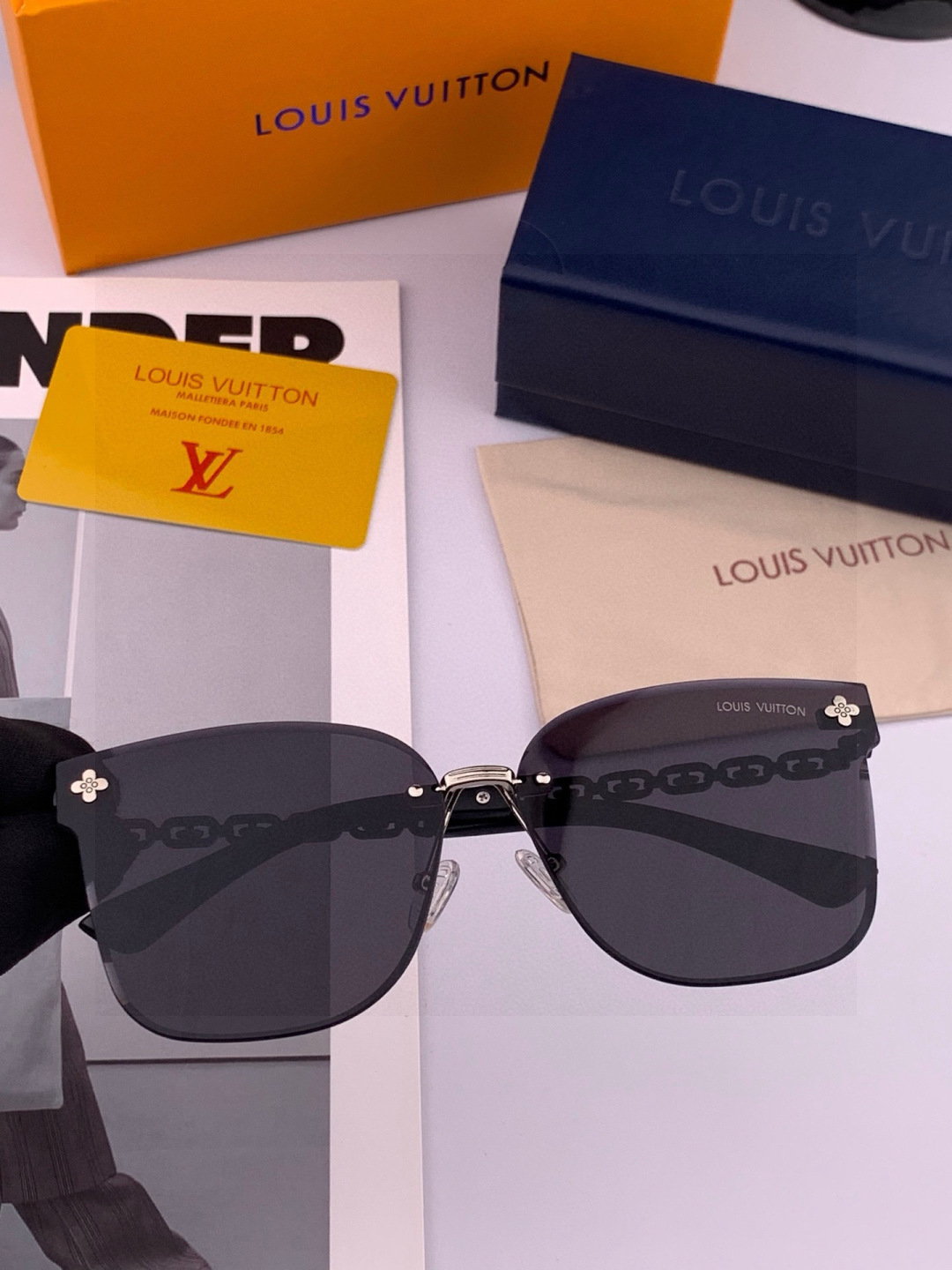 lv大框太阳镜墨镜经典的方框设计，不挑脸型，无论搭配大衣还是连衣裙都非常显气质尼龙镜片预防紫外线 型号：