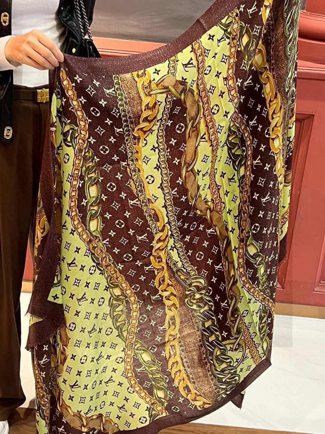 会发光发亮的围巾真心赞‼️驴家【L链条花纹银丝长巾】银丝印花羊绒长巾，🌾新款方巾来撷Nouficel 胶