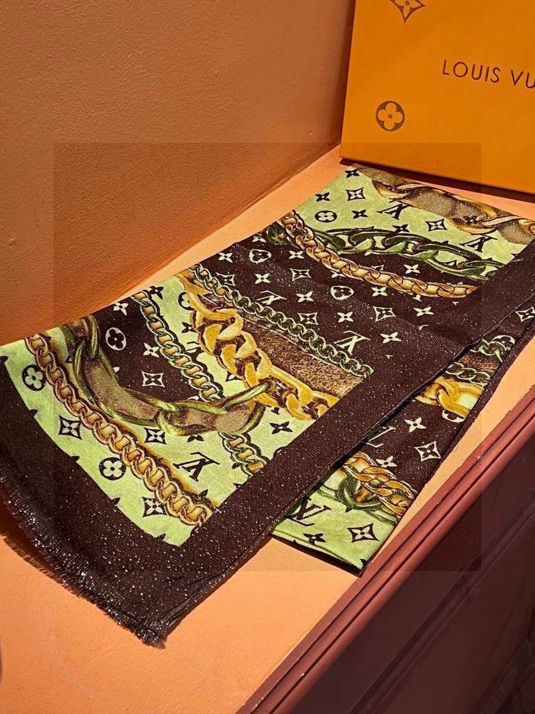 会发光发亮的围巾真心赞‼️驴家【L链条花纹银丝长巾】银丝印花羊绒长巾，🌾新款方巾来撷Nouficel 胶