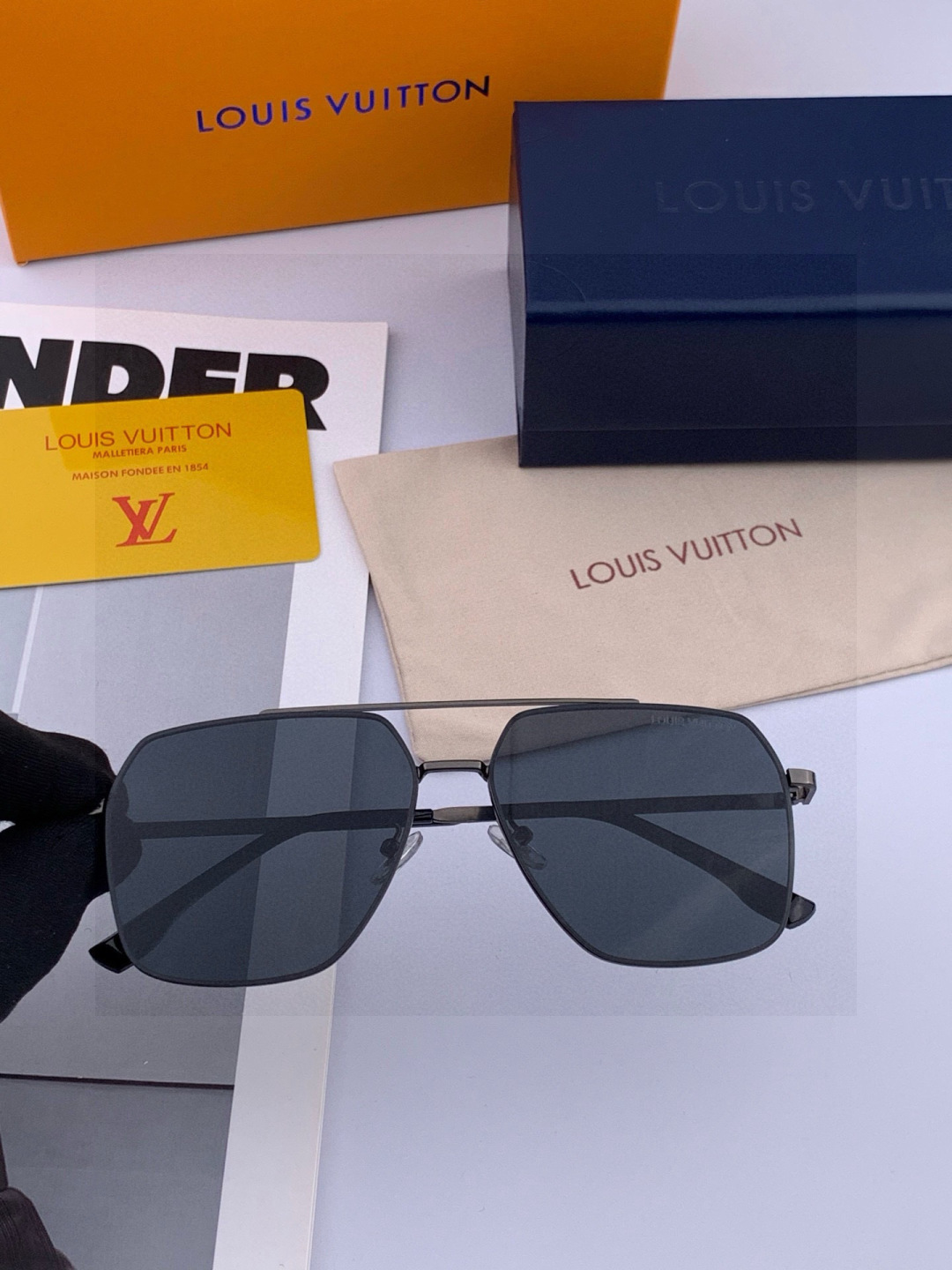 ♦️LV 2025新款男女情侣款太阳镜多边形墨镜iP电镀永不褪色 超轻超有弹性整幅眼镜无螺丝重要的是压不