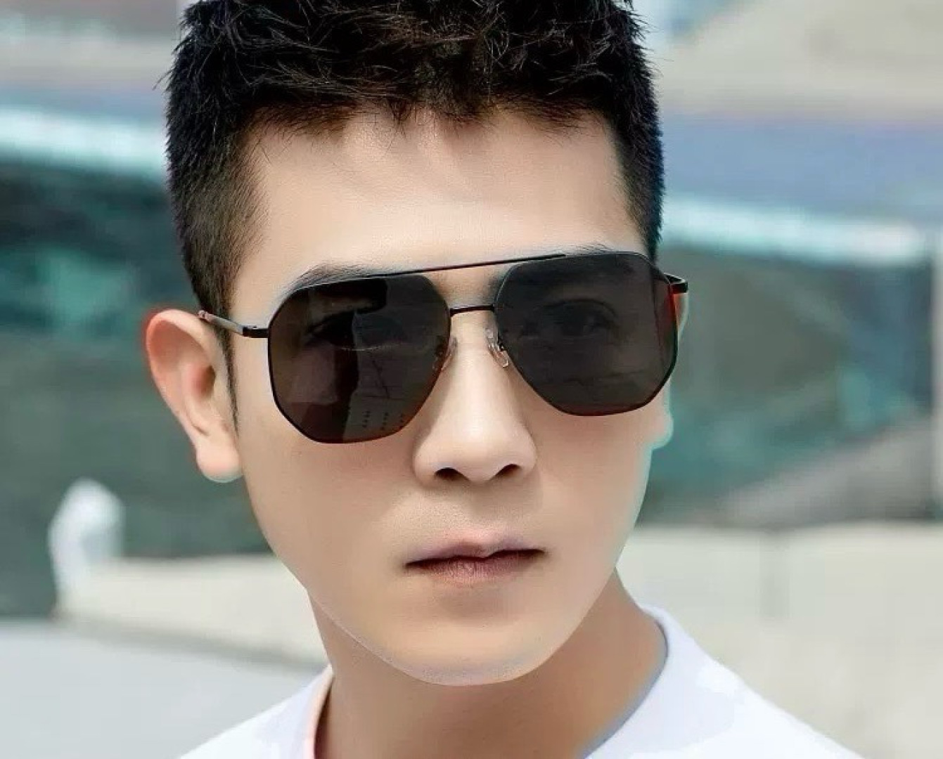 LV 男款炫彩飞行员偏光太阳镜 ❤️材质：高清尼龙加厚卡槽高清偏光镜片 🌹无边框镜架💕颜👍型号：L089