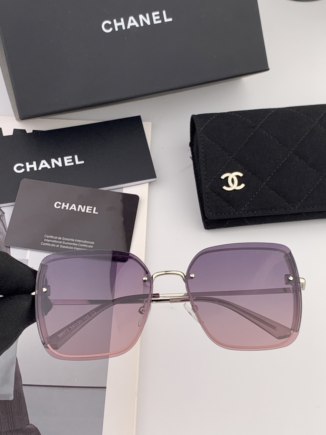 【偏光系列】香奈儿 经典的无框设计，不挑脸型，无论搭配大衣还是连衣裙都非常显气质偏光镜片预防紫外线 型号