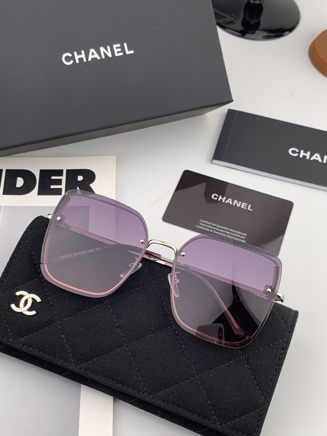 【偏光系列】香奈儿 经典的无框设计，不挑脸型，无论搭配大衣还是连衣裙都非常显气质偏光镜片预防紫外线 型号