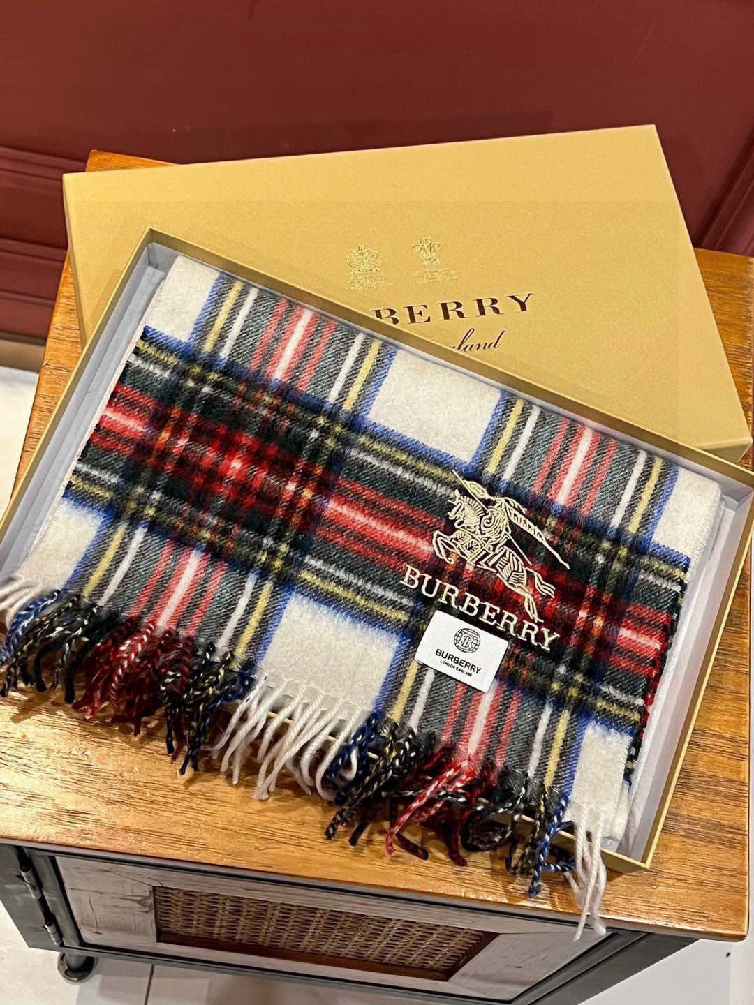 ✔️重磅推荐❗️B家新品 ·情侣款 羊绒围巾❗️臻选上乘的山羊绒纤维，耗时耗力，再以清泉水浸泡涤荡，使羊