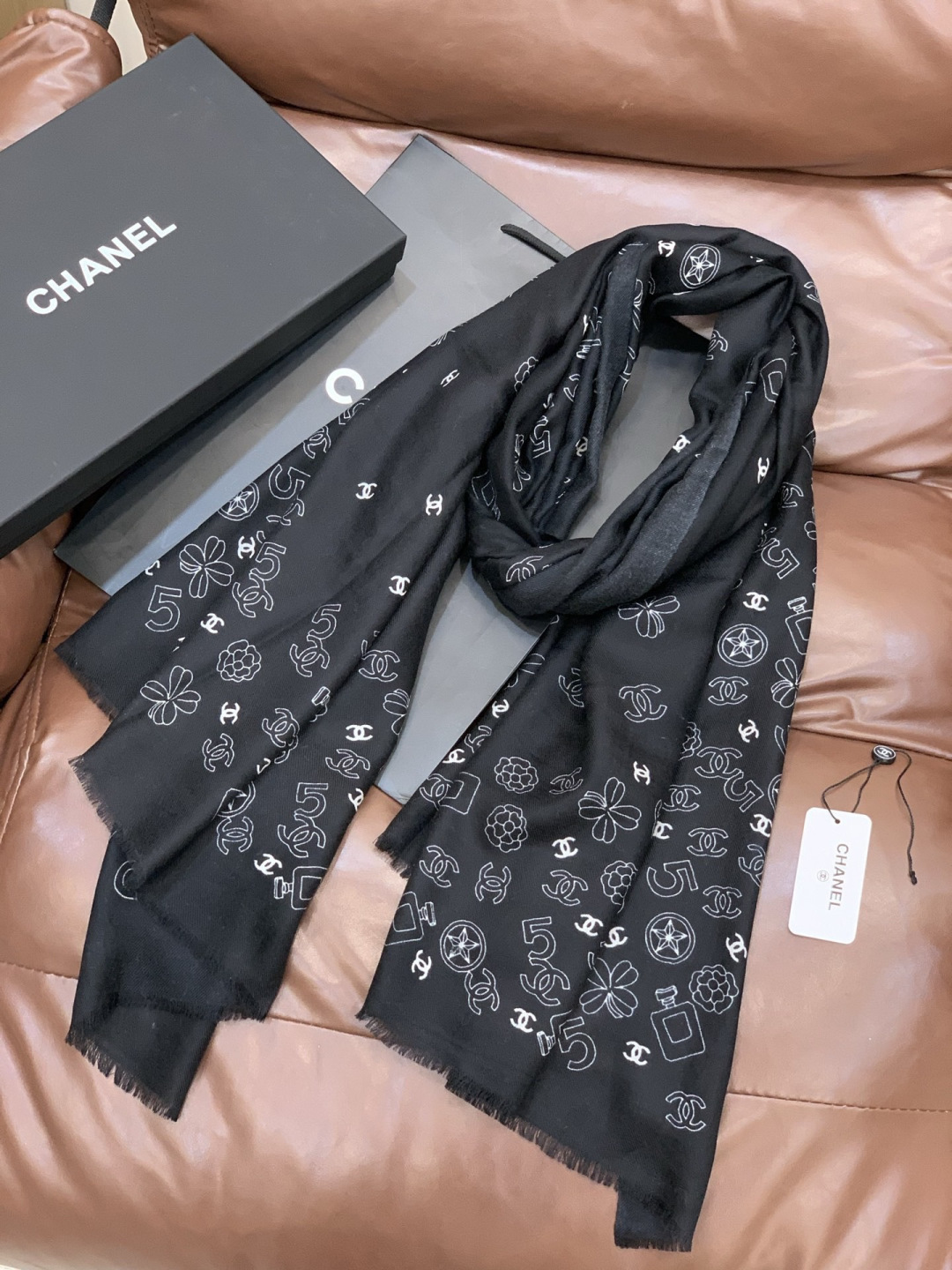 💟CHANEL香奈儿经典元素设计优雅大方，绕在颈间超级完美💋💋简直人间的尤物😍 专柜品质[玫瑰]长巾10