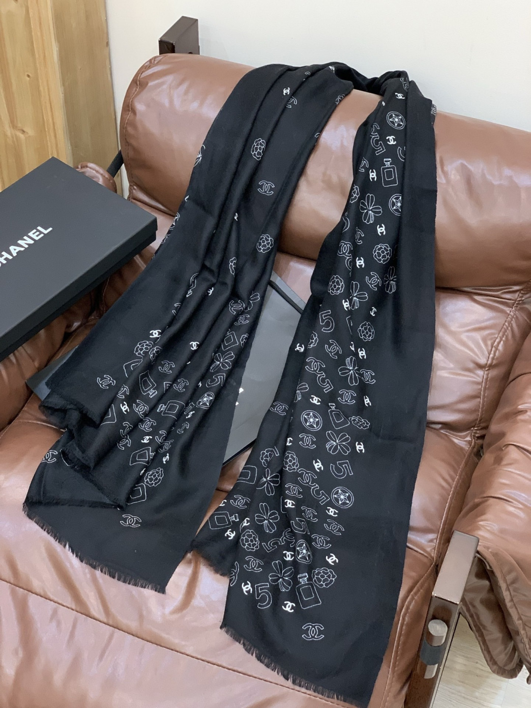 💟CHANEL香奈儿经典元素设计优雅大方，绕在颈间超级完美💋💋简直人间的尤物😍 专柜品质[玫瑰]长巾10