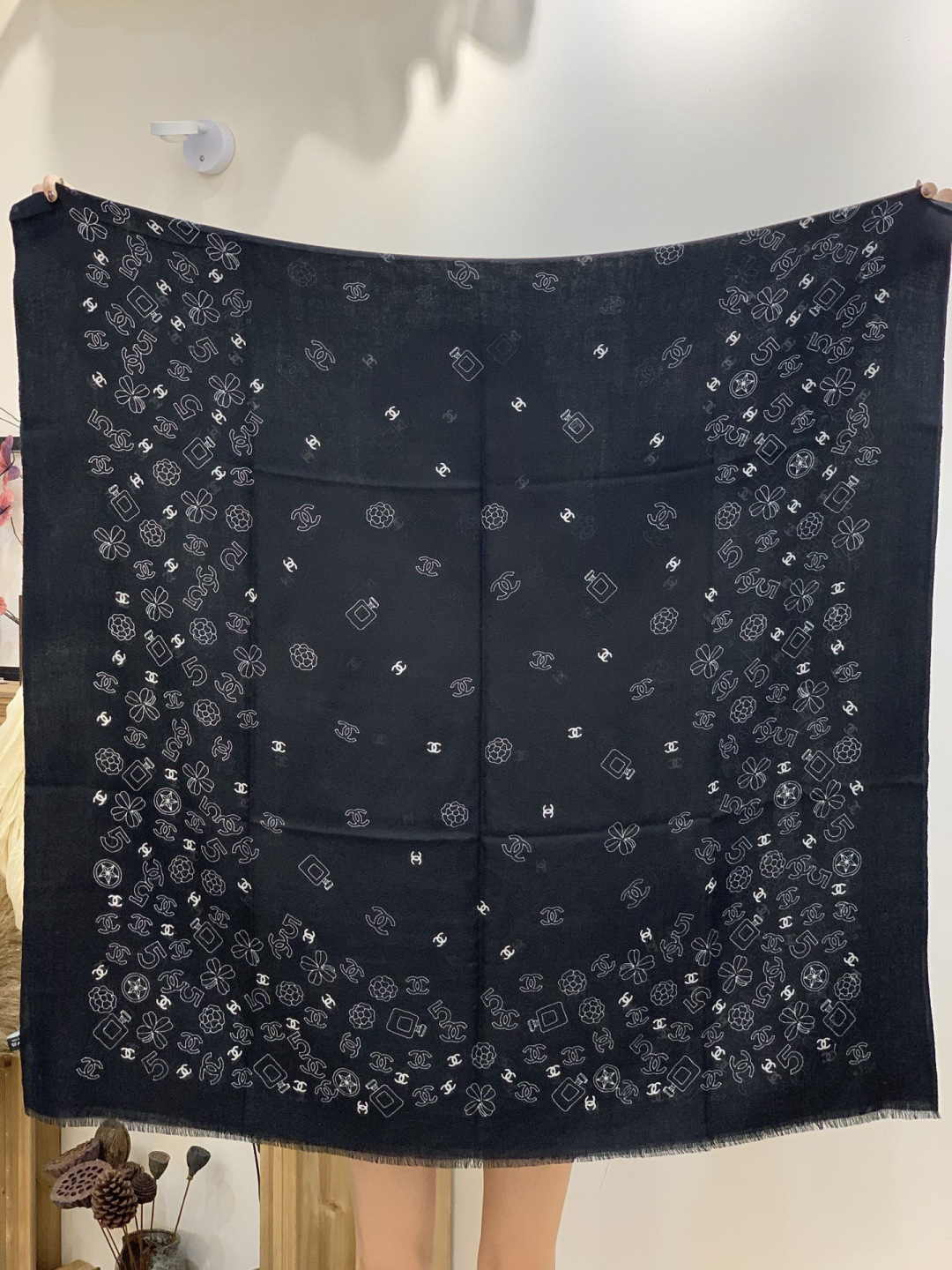 💟CHANEL香奈儿经典元素设计优雅大方，绕在颈间超级完美💋💋简直人间的尤物😍 专柜品质[玫瑰]长巾10