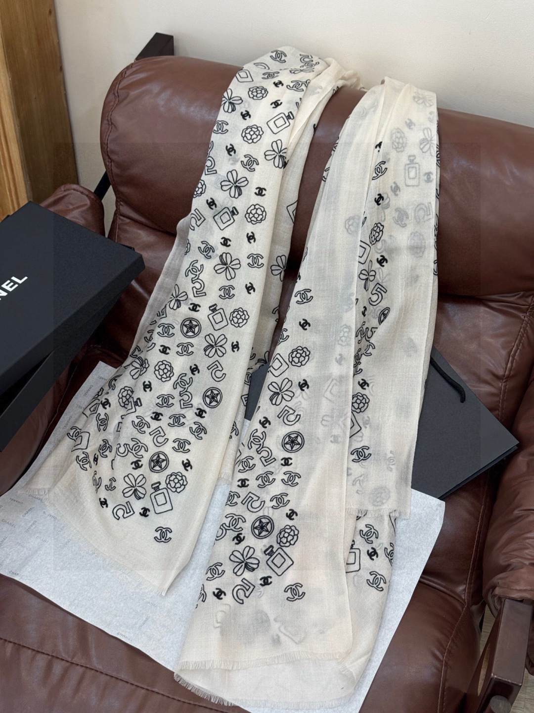 💟CHANEL香奈儿经典元素设计优雅大方，绕在颈间超级完美💋💋简直人间的尤物😍 专柜品质[玫瑰]长巾10