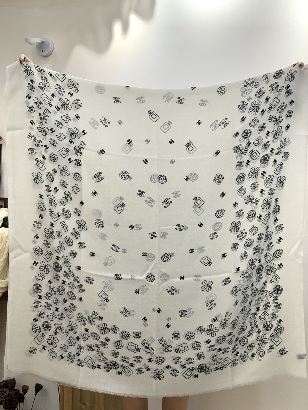 💟CHANEL香奈儿经典元素设计优雅大方，绕在颈间超级完美💋💋简直人间的尤物😍 专柜品质[玫瑰]长巾10