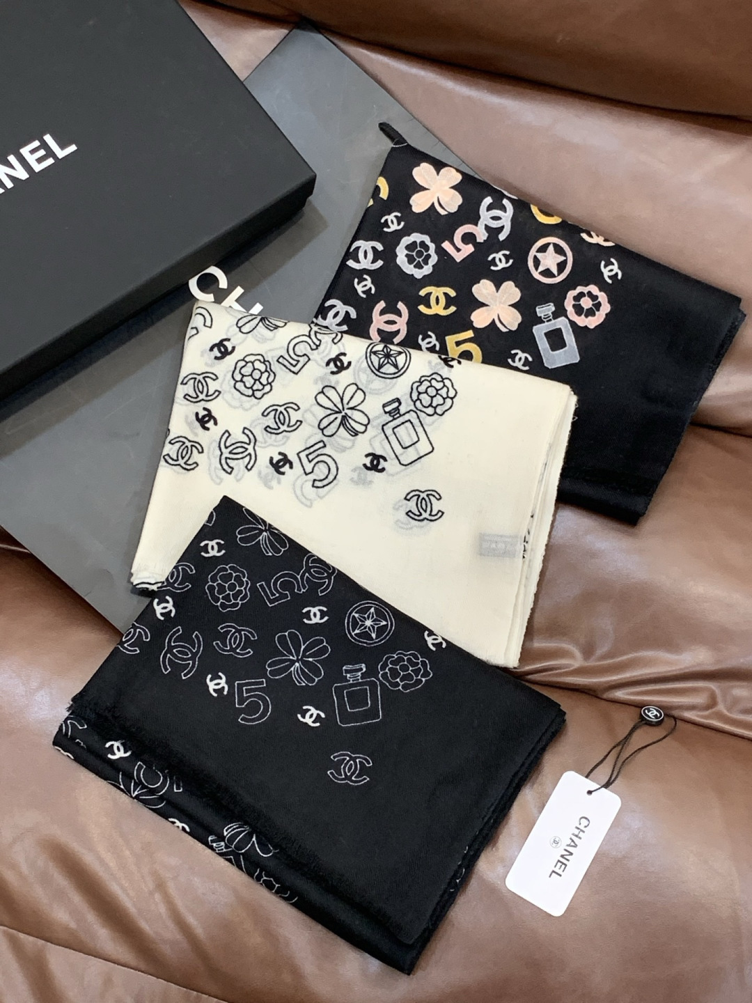 💟CHANEL香奈儿经典元素设计优雅大方，绕在颈间超级完美💋💋简直人间的尤物😍 专柜品质[玫瑰]长巾10