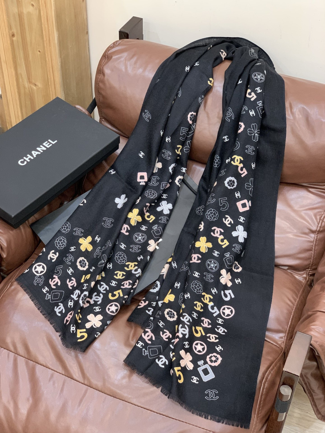 💟CHANEL香奈儿经典元素设计优雅大方，绕在颈间超级完美💋💋简直人间的尤物😍 专柜品质[玫瑰]长巾10