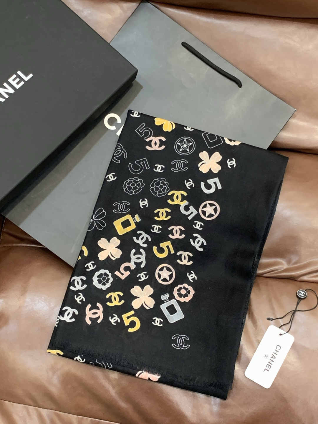 💟CHANEL香奈儿经典元素设计优雅大方，绕在颈间超级完美💋💋简直人间的尤物😍 专柜品质[玫瑰]长巾10