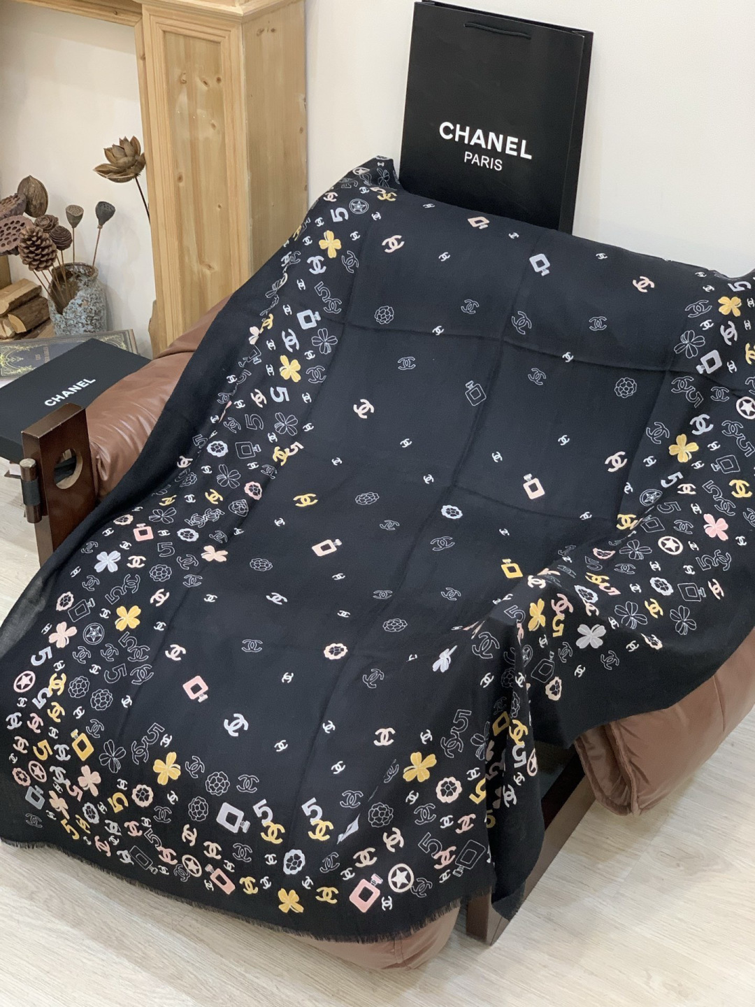 💟CHANEL香奈儿经典元素设计优雅大方，绕在颈间超级完美💋💋简直人间的尤物😍 专柜品质[玫瑰]长巾10