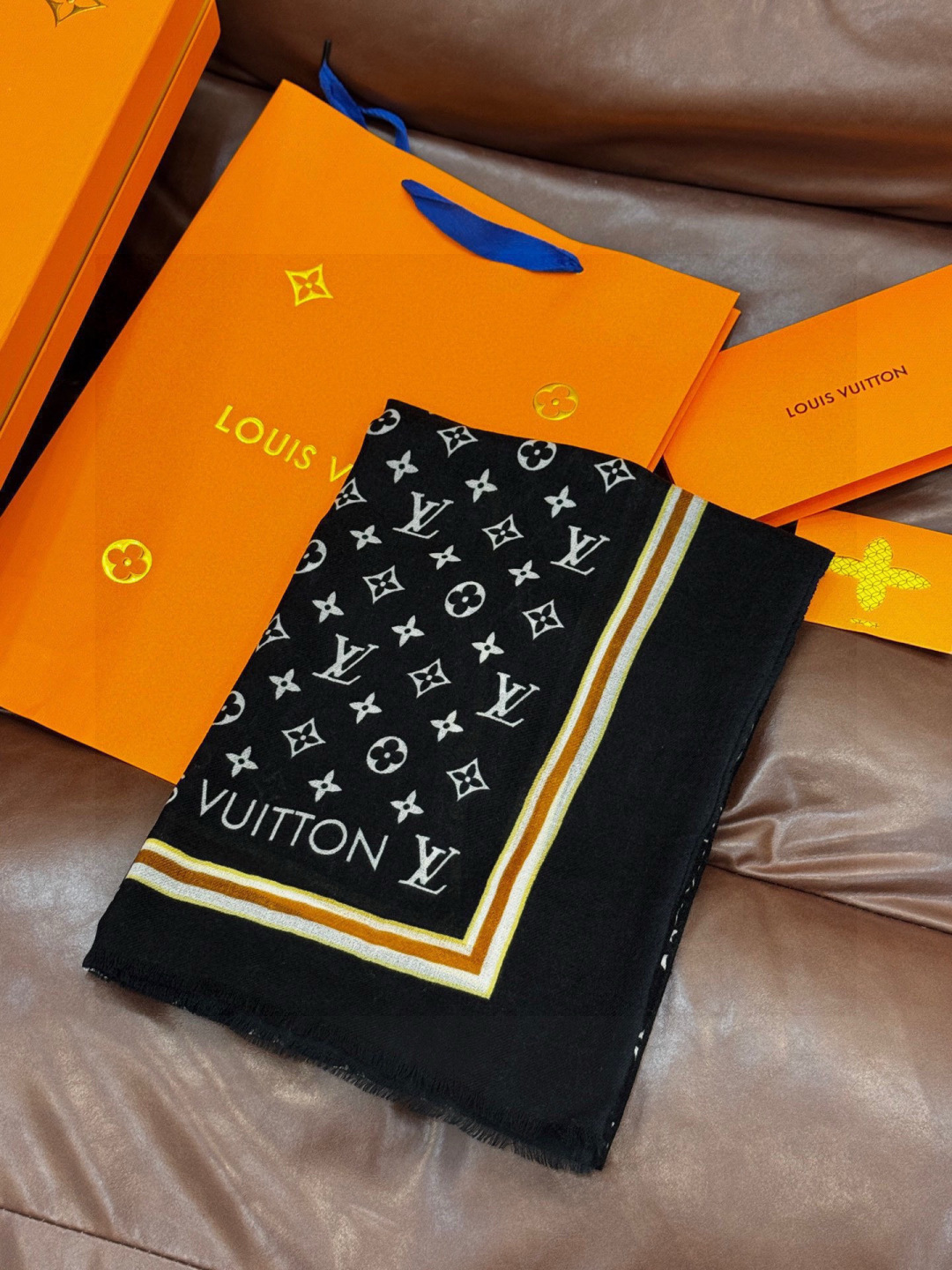 又时髦又百搭！LV新款老花长巾】提升气质和品味的好单品！！四季必备！！真的无敌实用！！Lv难得的羊绒长巾