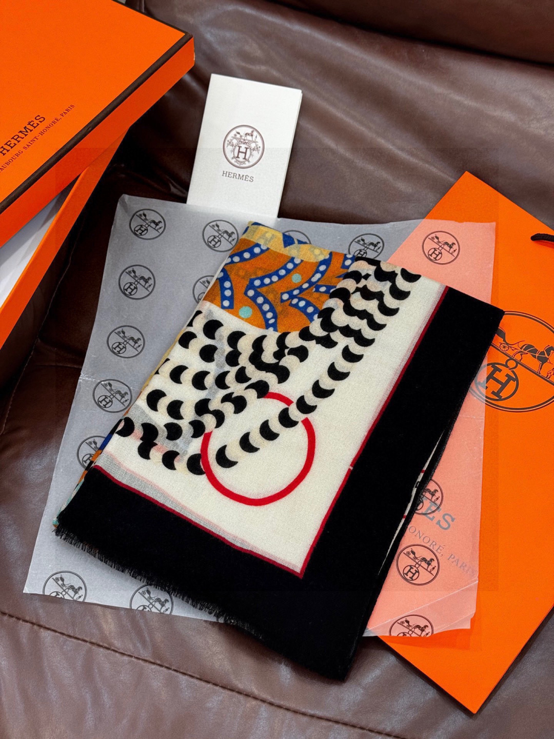 专柜同步 Hermes家买了都说好看【马鞍羊绒长巾】‼️推荐💕顶级工艺超值‼️爱马仕专柜爆款🎁🎁羊绒长巾