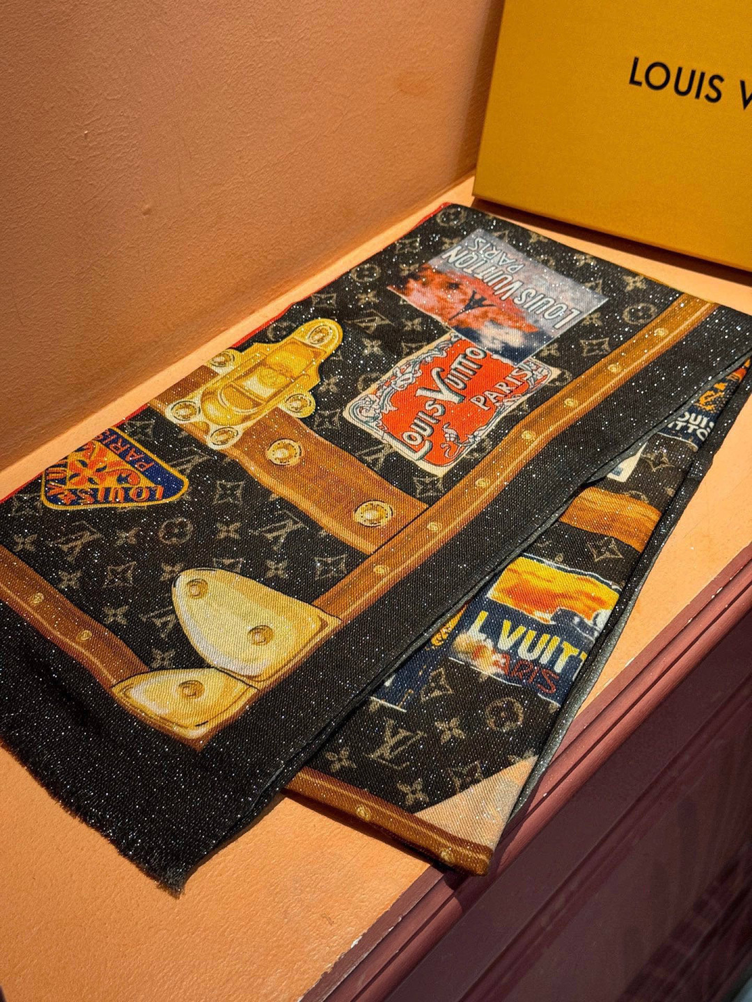 会发光发亮的围巾真心赞‼️驴家【L链条箱包花纹银丝长巾】银丝印花羊绒长巾，🌾新款方巾来撷Nouficel