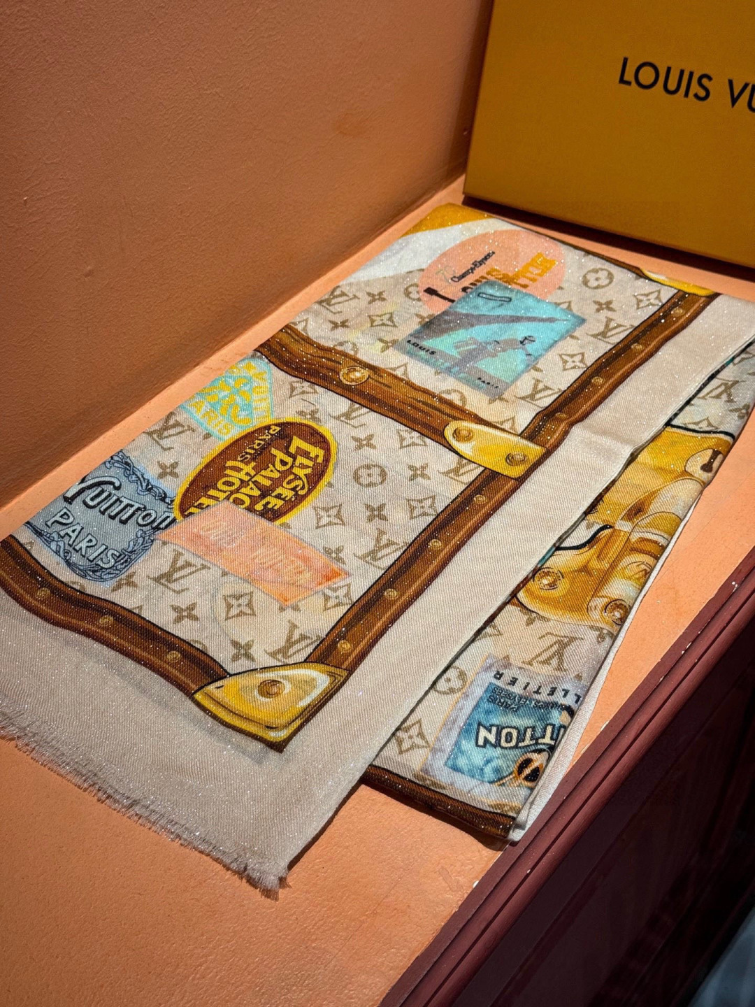 会发光发亮的围巾真心赞‼️驴家【L链条箱包花纹银丝长巾】银丝印花羊绒长巾，🌾新款方巾来撷Nouficel