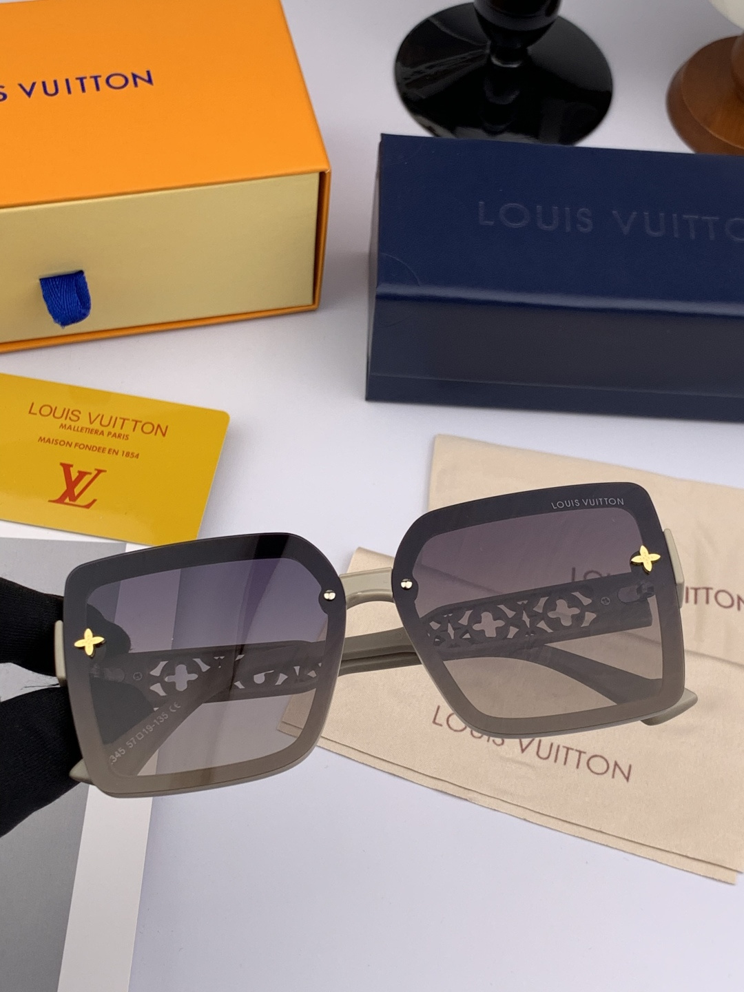 LV 太阳镜潮品官网模特同款 [玫瑰][玫瑰]四叶草🍀精致个性设计简约时尚 高品质值得拥有绝对潮爆整个夏