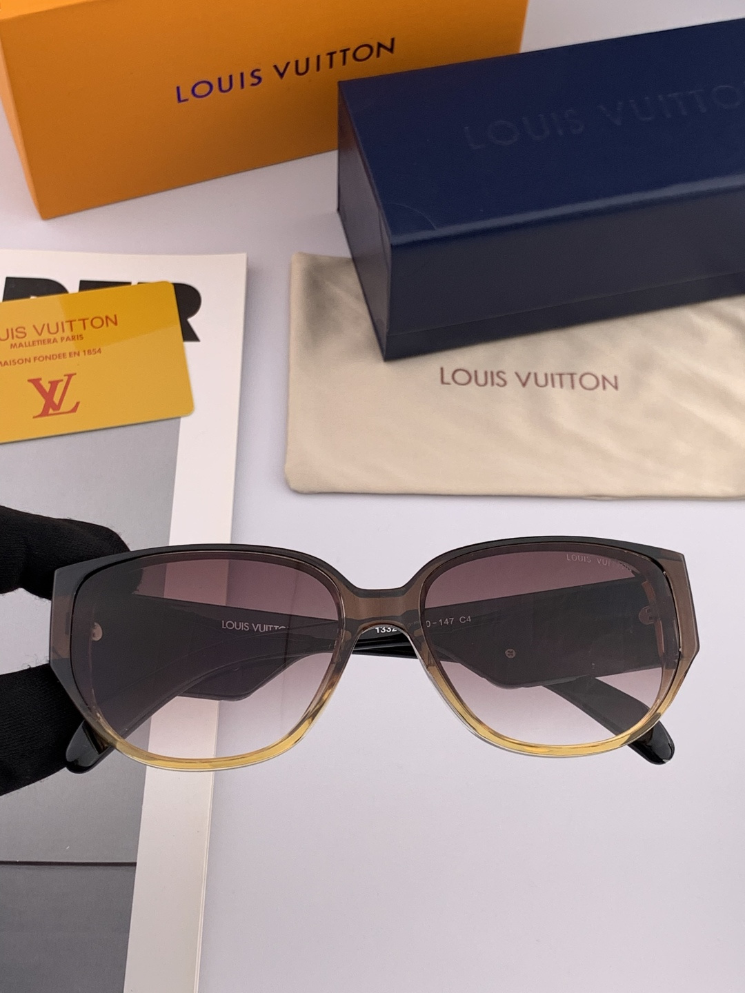 LV 2025新款女士方框太阳眼镜 开车墨镜 新款太阳镜 时尚大方 舒适轻盈 精致奢华 超轻 型号：L2