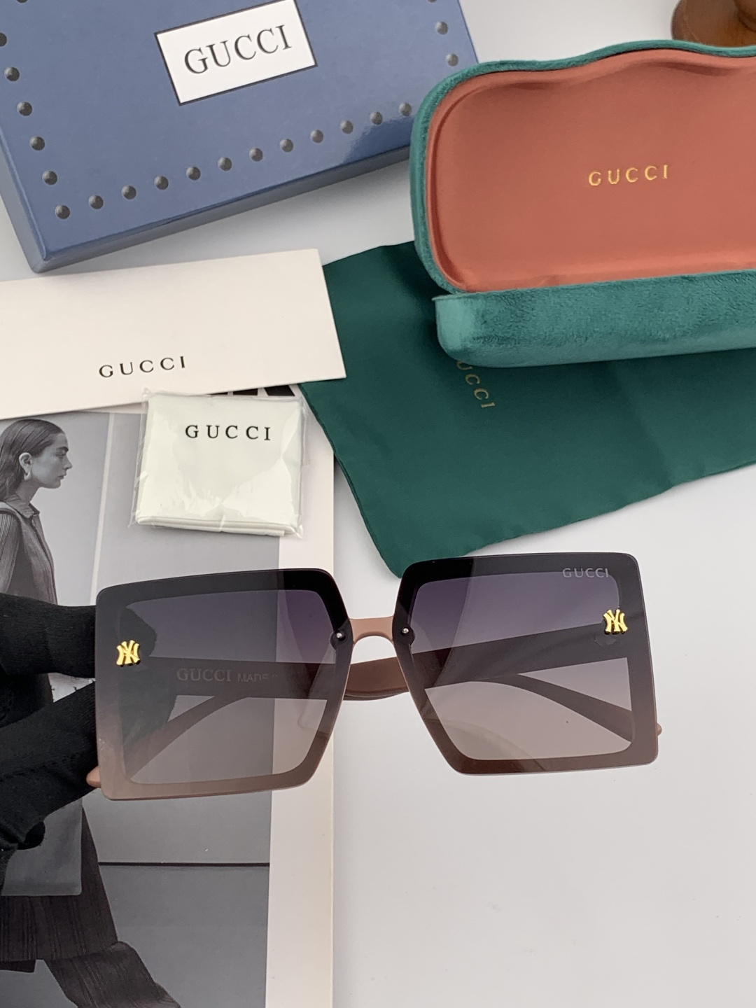 【TR偏光系列】 Gucci联名系列限量版经典的方框设计，不挑脸型，无论搭配大衣还是连衣裙都非常显气质 