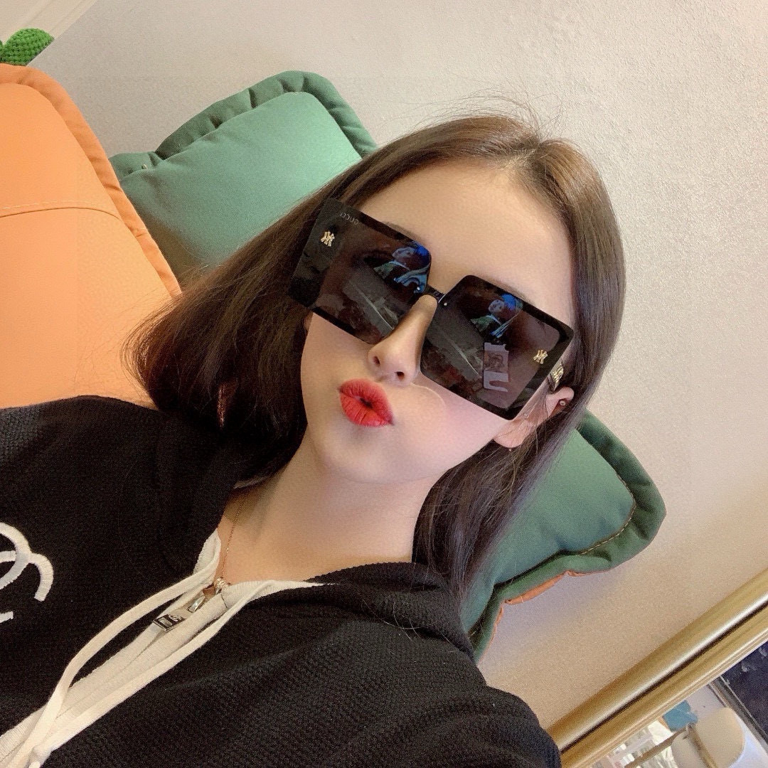 【TR偏光系列】 Gucci联名系列限量版经典的方框设计，不挑脸型，无论搭配大衣还是连衣裙都非常显气质 