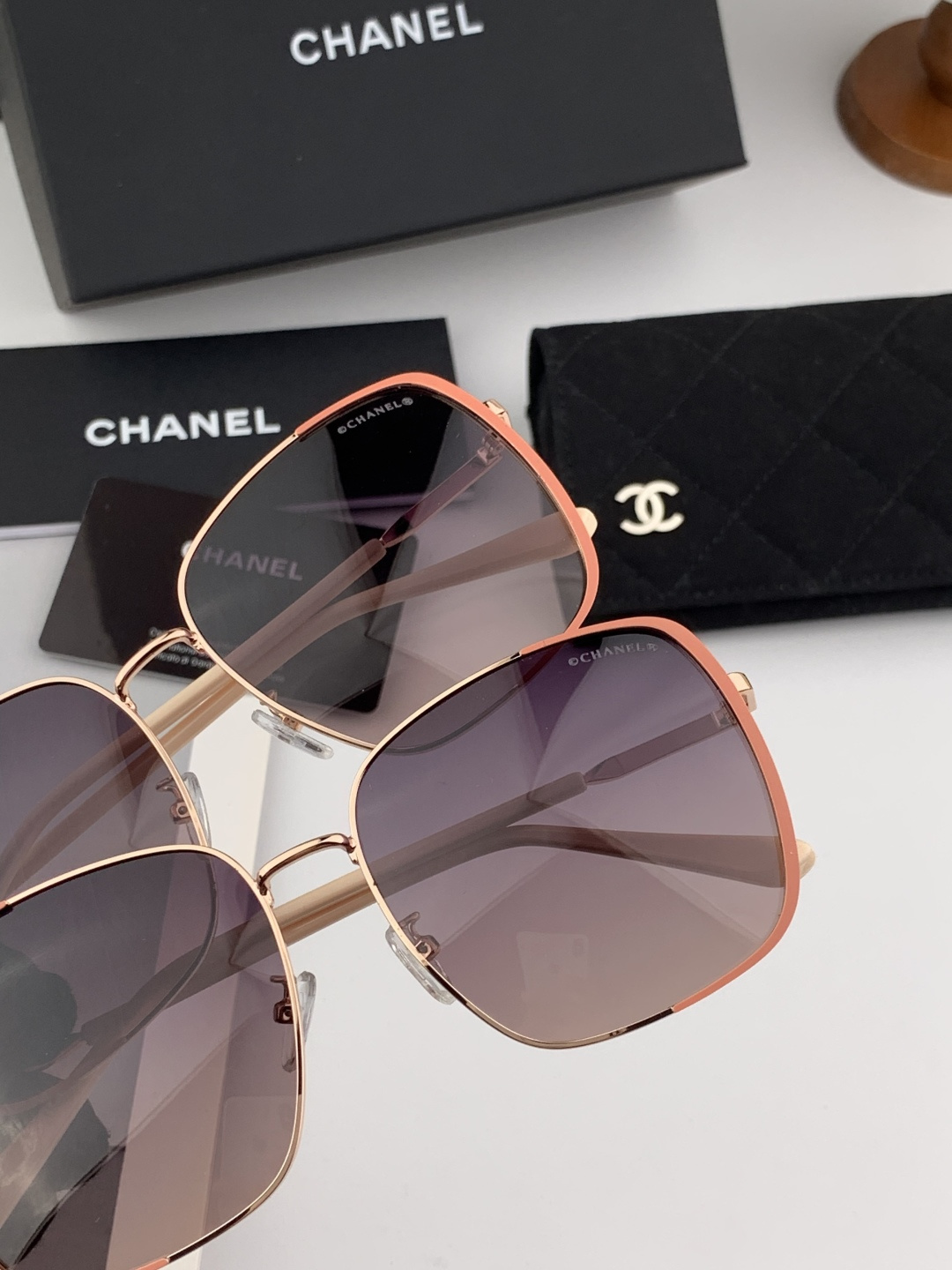 新品CHANEL 香奈儿太阳镜以独特魅力和前卫风格诠释春夏最新眼镜，质感超好佩带舒适 型号：CH2077