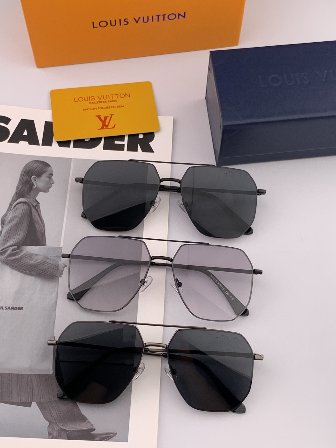 LV 男款炫彩飞行员偏光太阳镜 ❤️材质：高清尼龙加厚卡槽高清偏光镜片 🌹无边框镜架💕颜👍型号：L089