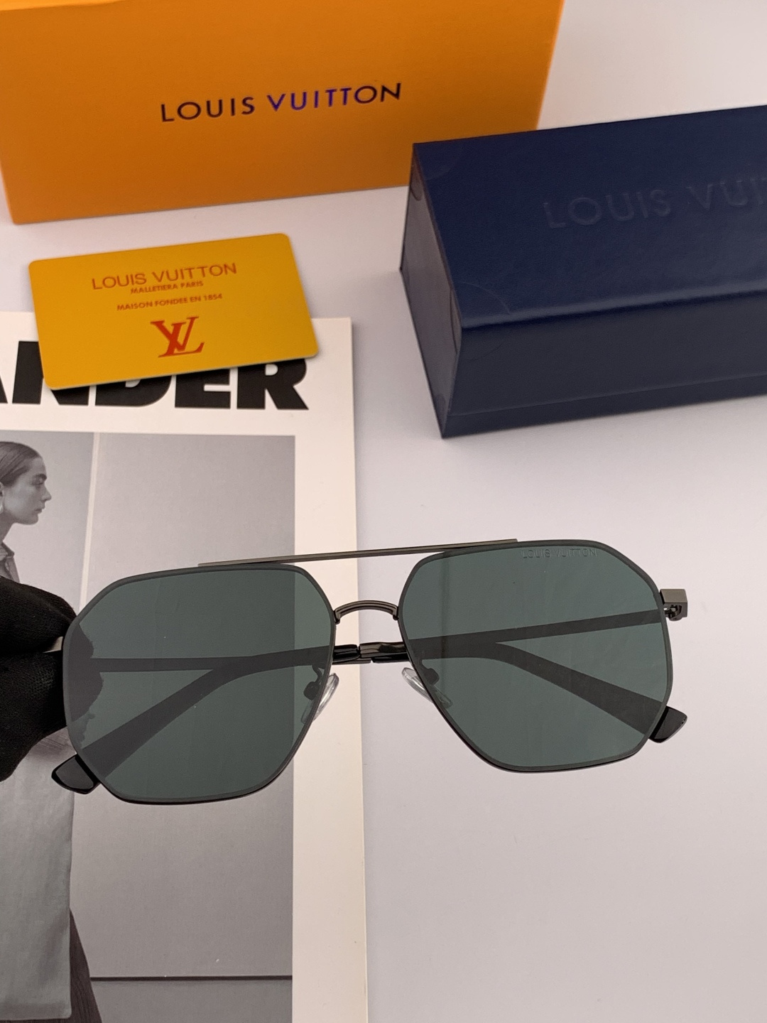 LV 男款炫彩飞行员偏光太阳镜 ❤️材质：高清尼龙加厚卡槽高清偏光镜片 🌹无边框镜架💕颜👍型号：L289