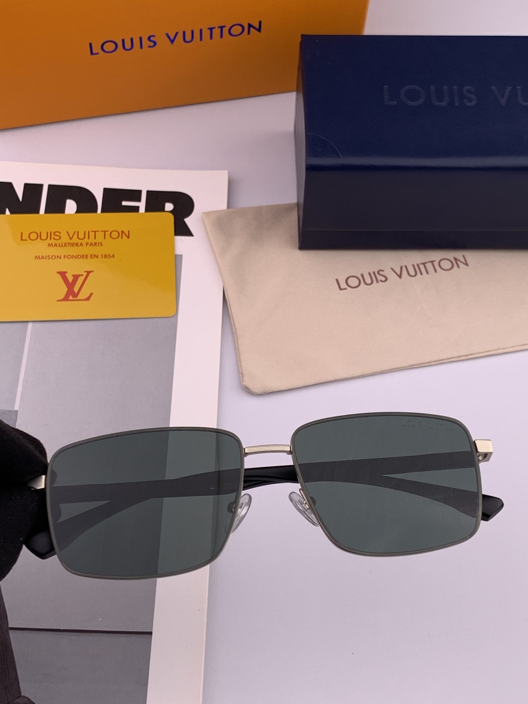 LV 男款炫彩飞行员偏光太阳镜 ❤️材质：高清尼龙加厚卡槽高清偏光镜片 🌹无边框镜架💕颜👍型号：L189