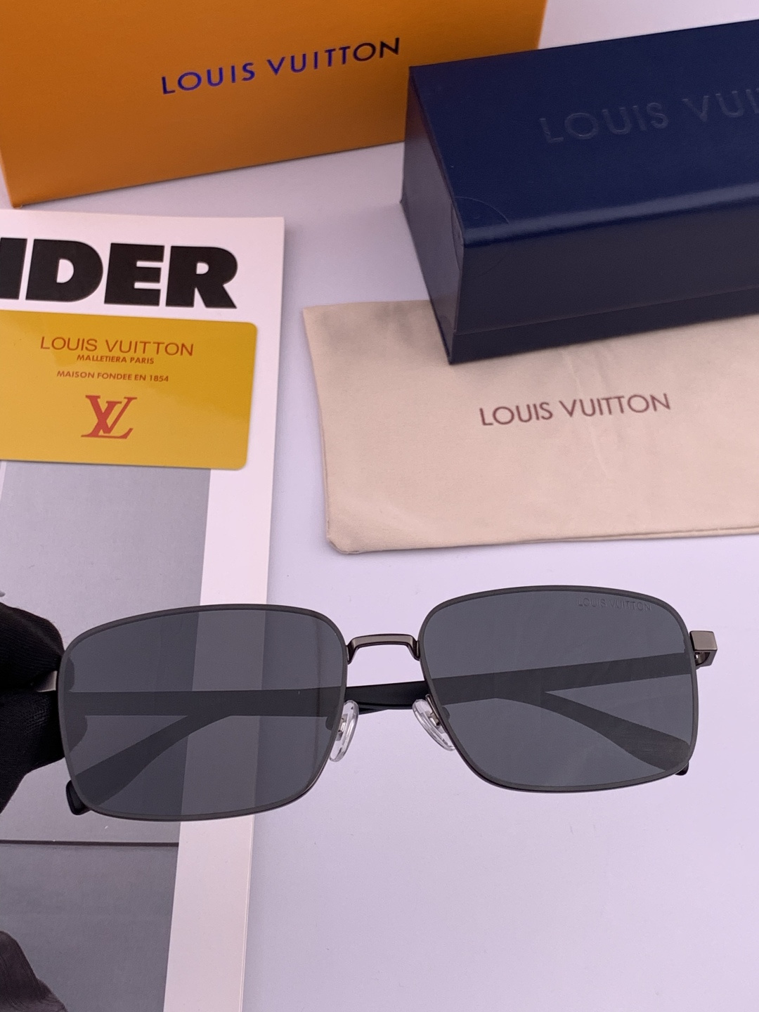 LV 男款炫彩飞行员偏光太阳镜 ❤️材质：高清尼龙加厚卡槽高清偏光镜片 🌹无边框镜架💕颜👍型号：L989