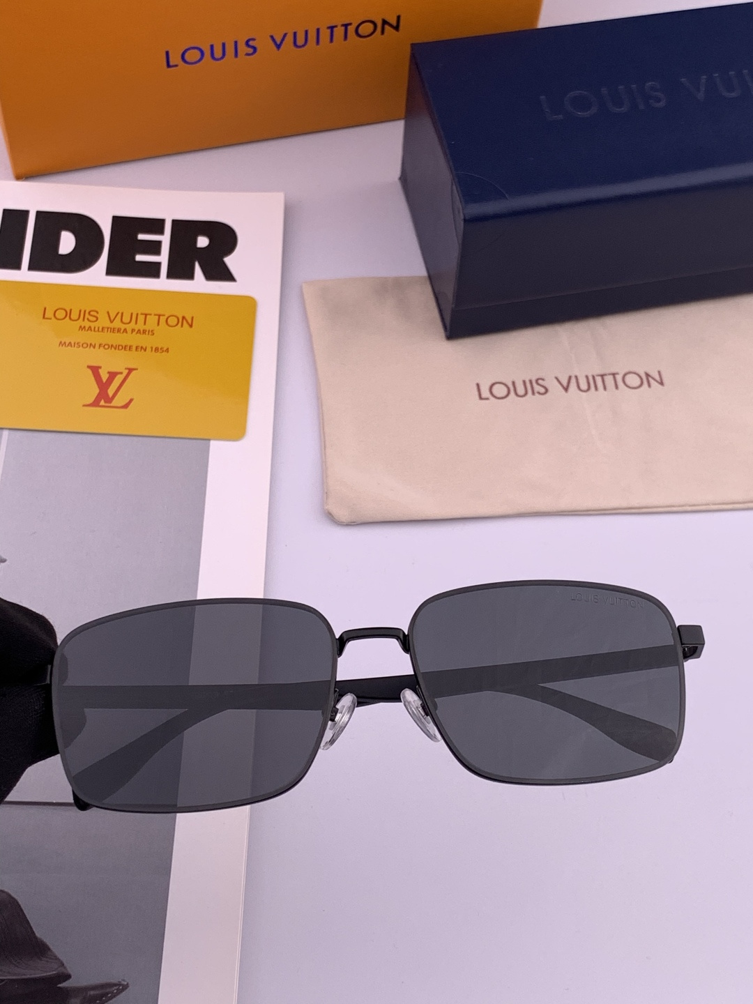 LV 男款炫彩飞行员偏光太阳镜 ❤️材质：高清尼龙加厚卡槽高清偏光镜片 🌹无边框镜架💕颜👍型号：L989