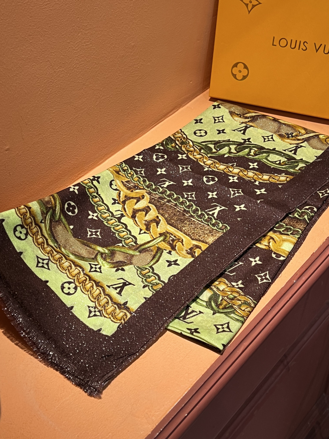 会发光发亮的围巾真心赞‼️驴家【L链条花纹银丝长巾】银丝印花羊绒长巾，🌾新款方巾来撷Nouficel 胶