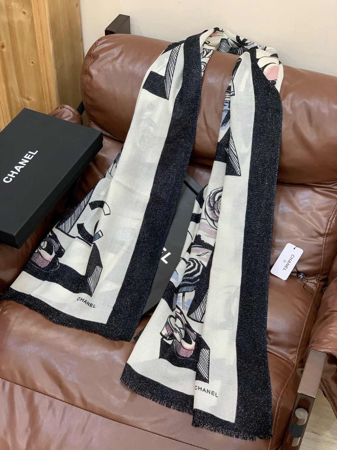 会发光发亮的围巾💟香奶奶专柜上新客供羊绒长巾👑👑 卖的超爆的，亮晶晶✨的银丝上身才会知道她的美，洋气、大