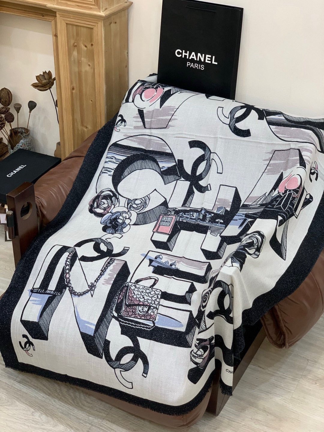 会发光发亮的围巾💟香奶奶专柜上新客供羊绒长巾👑👑 卖的超爆的，亮晶晶✨的银丝上身才会知道她的美，洋气、大