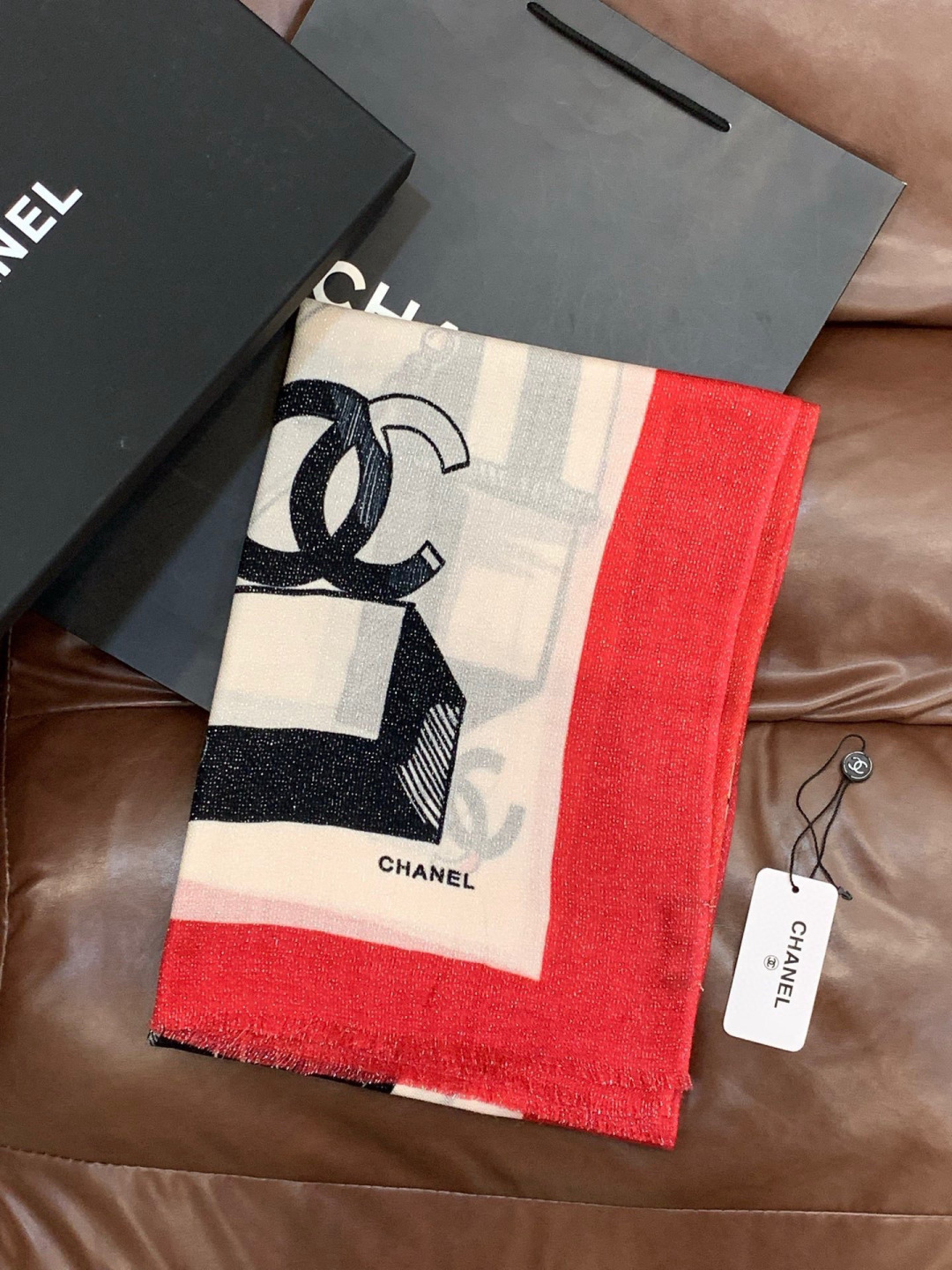 会发光发亮的围巾💟香奶奶专柜上新客供羊绒长巾👑👑 卖的超爆的，亮晶晶✨的银丝上身才会知道她的美，洋气、大