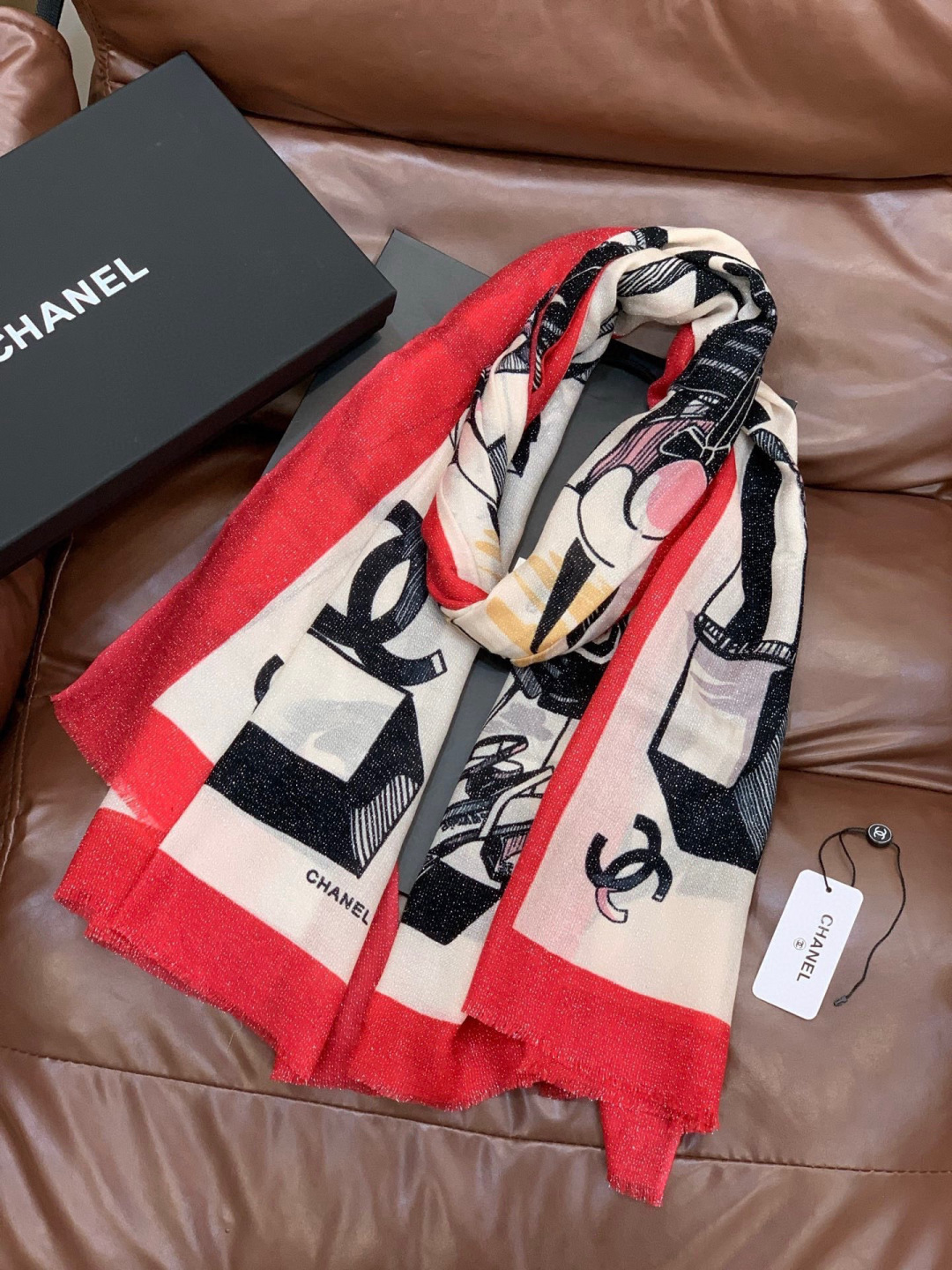 会发光发亮的围巾💟香奶奶专柜上新客供羊绒长巾👑👑 卖的超爆的，亮晶晶✨的银丝上身才会知道她的美，洋气、大