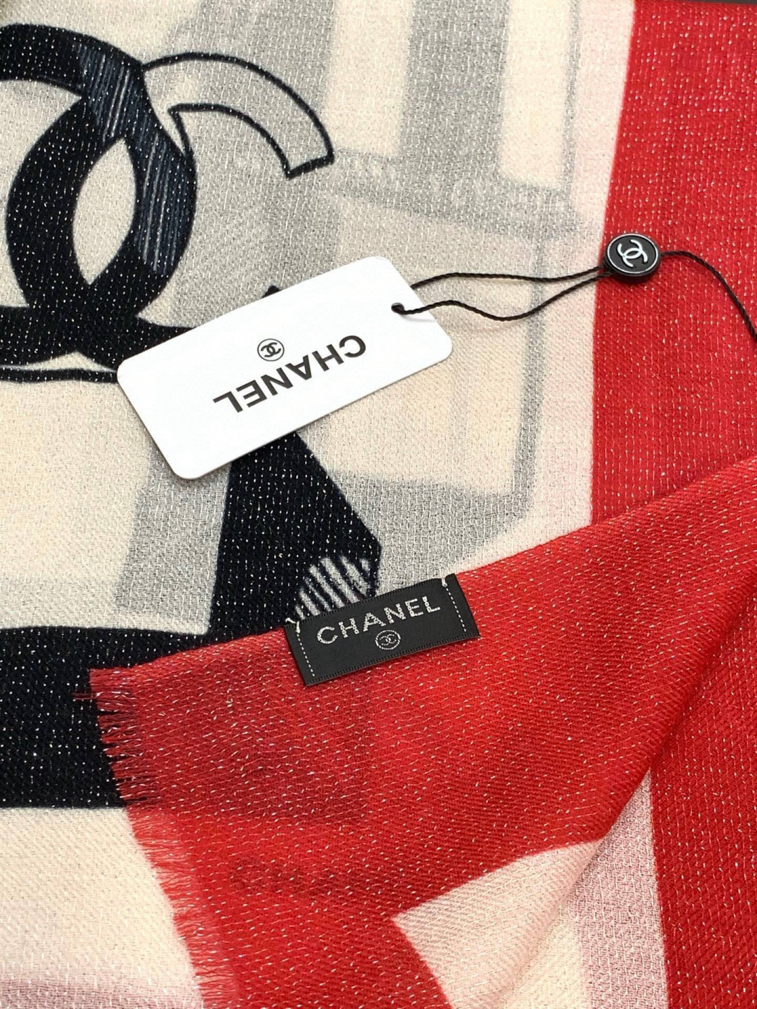 会发光发亮的围巾💟香奶奶专柜上新客供羊绒长巾👑👑 卖的超爆的，亮晶晶✨的银丝上身才会知道她的美，洋气、大