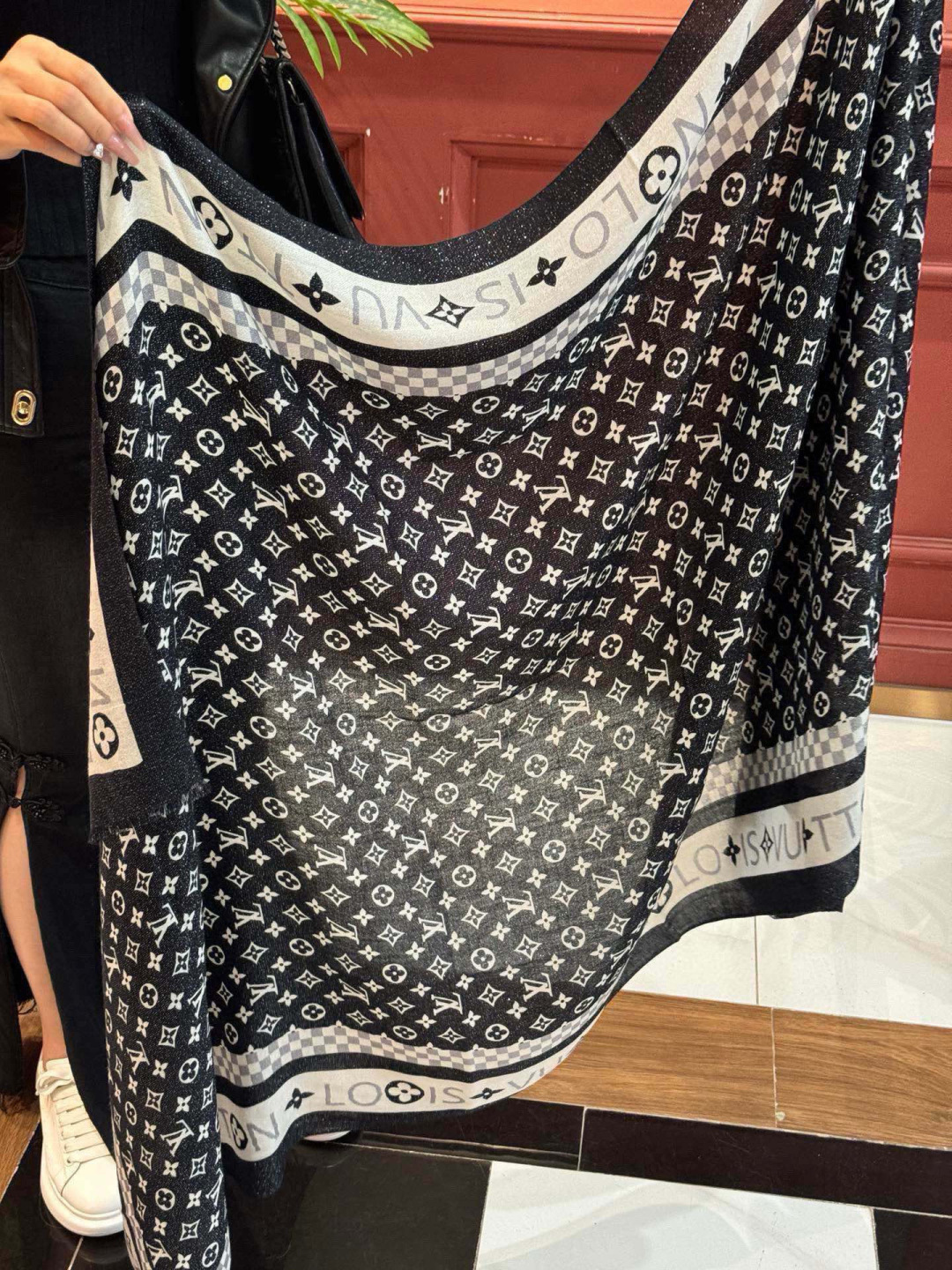 会发光发亮的围巾银丝羊绒长巾✨专柜同步‼️真心赞‼️驴家【L字母与花纹长巾】路易威登经典 Monogra