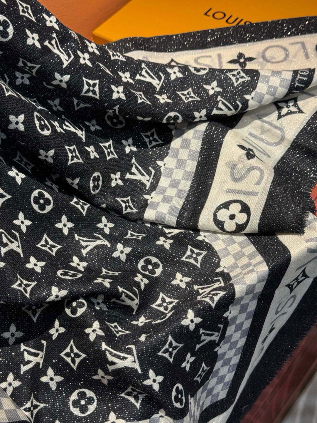 会发光发亮的围巾银丝羊绒长巾✨专柜同步‼️真心赞‼️驴家【L字母与花纹长巾】路易威登经典 Monogra