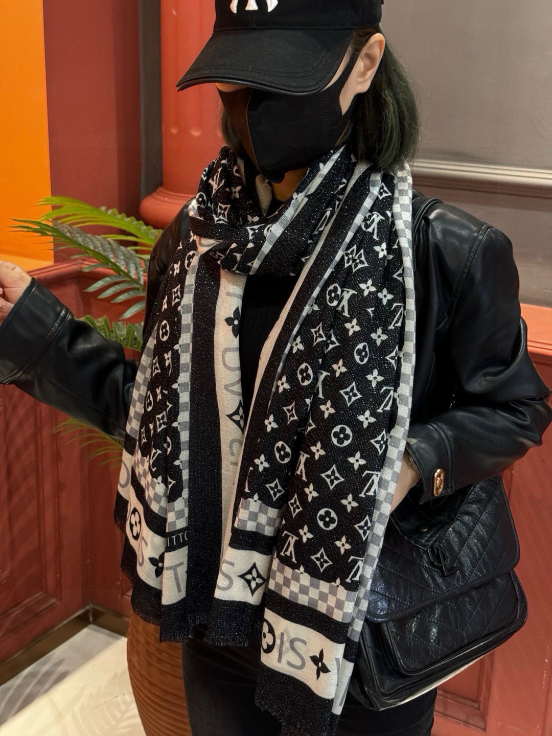 会发光发亮的围巾银丝羊绒长巾✨专柜同步‼️真心赞‼️驴家【L字母与花纹长巾】路易威登经典 Monogra