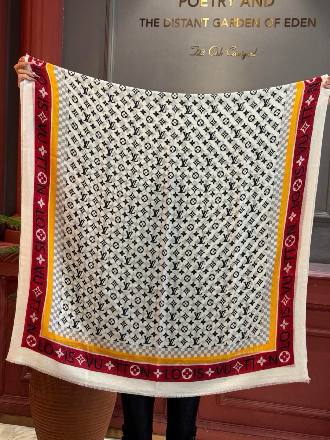 会发光发亮的围巾银丝羊绒长巾✨专柜同步‼️真心赞‼️驴家【L字母与花纹长巾】路易威登经典 Monogra