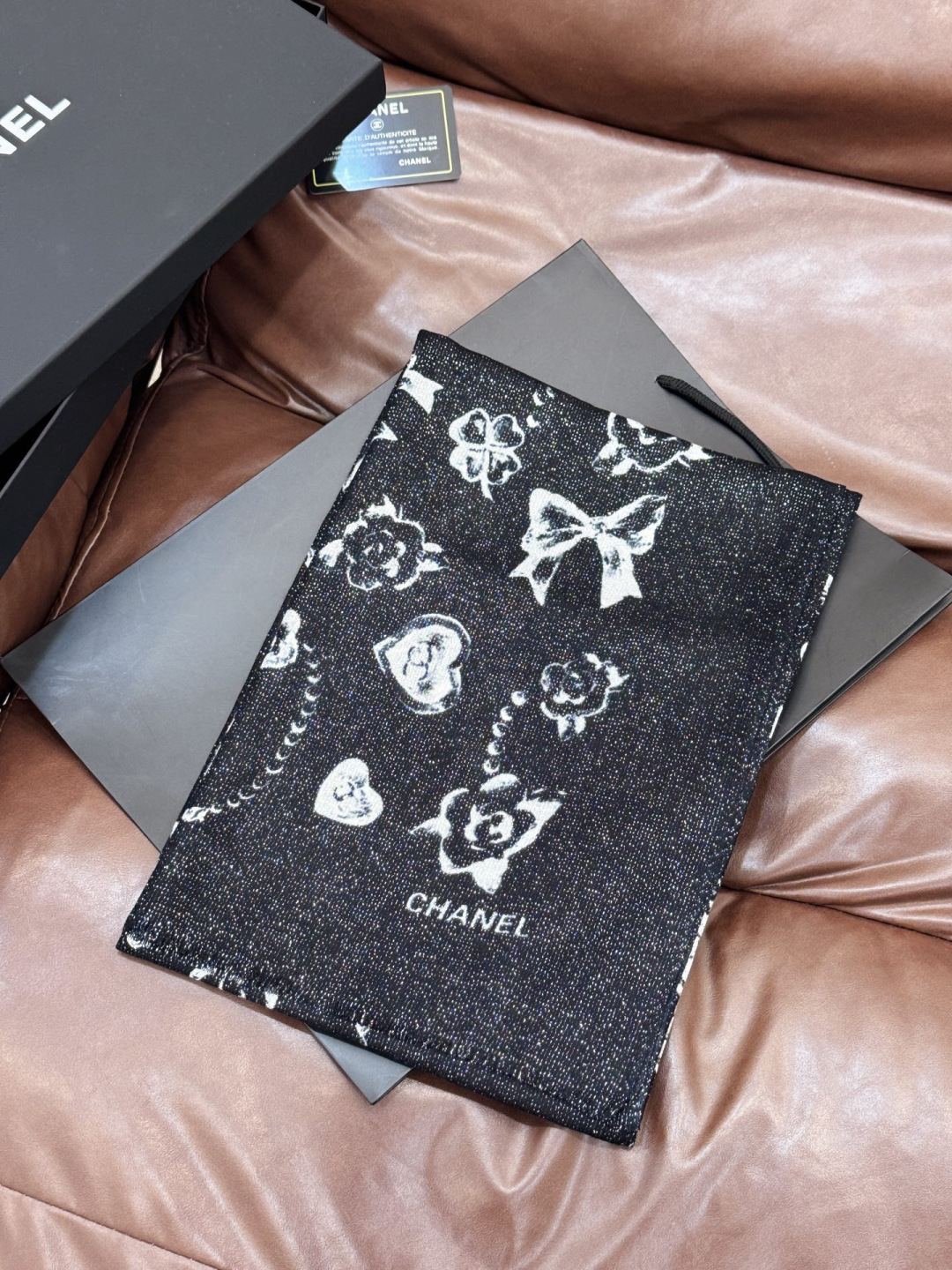 Chanel ~25秋冬新品～【爱心珍珠四叶草】【会发光发亮的围巾】这款经典单品展现强大而迷人的女性魅力