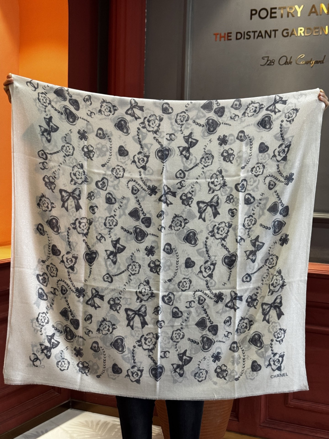 Chanel ~25秋冬新品～【爱心珍珠四叶草】【会发光发亮的围巾】这款经典单品展现强大而迷人的女性魅力