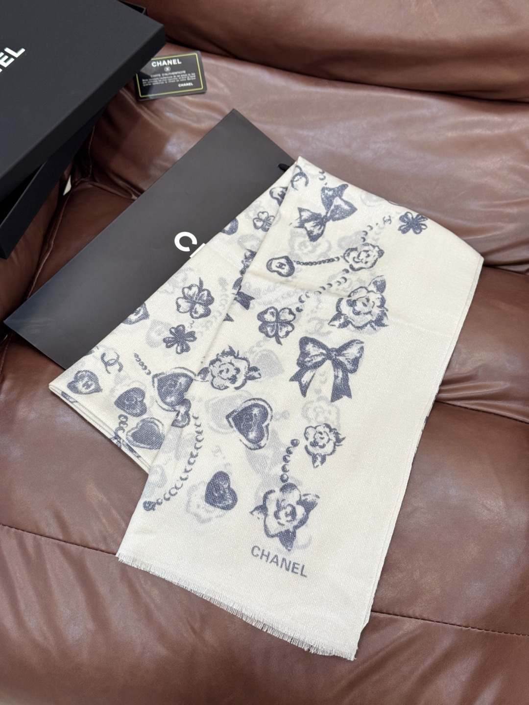 Chanel ~25秋冬新品～【爱心珍珠四叶草】【会发光发亮的围巾】这款经典单品展现强大而迷人的女性魅力