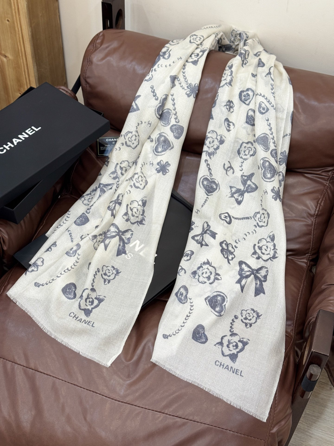 Chanel ~25秋冬新品～【爱心珍珠四叶草】【会发光发亮的围巾】这款经典单品展现强大而迷人的女性魅力