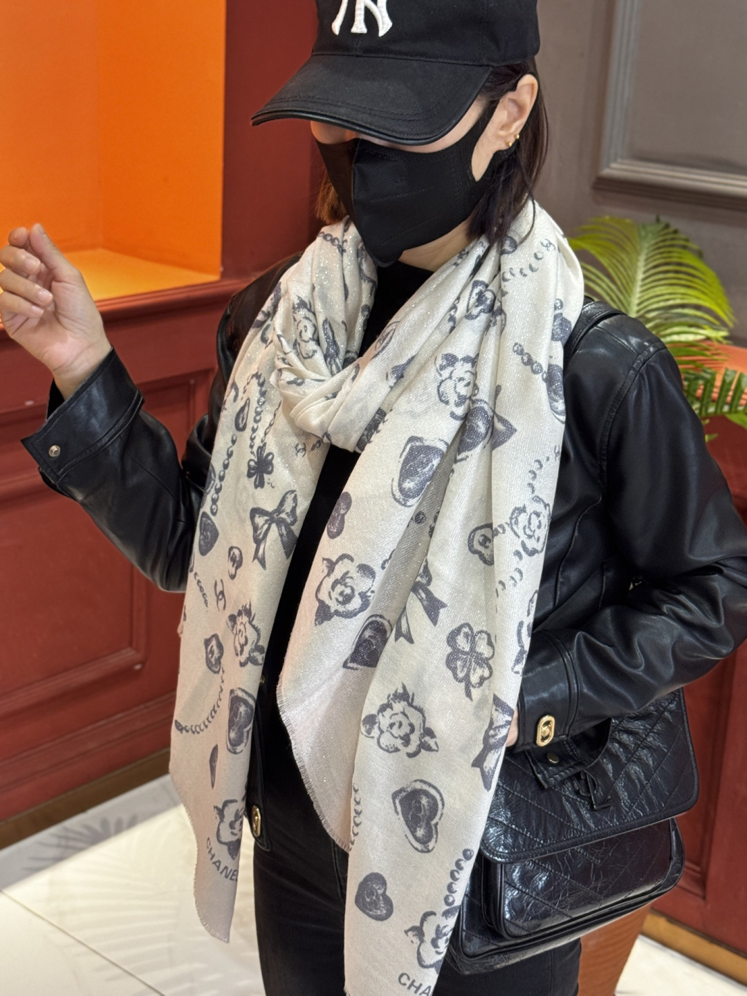 Chanel ~25秋冬新品～【爱心珍珠四叶草】【会发光发亮的围巾】这款经典单品展现强大而迷人的女性魅力