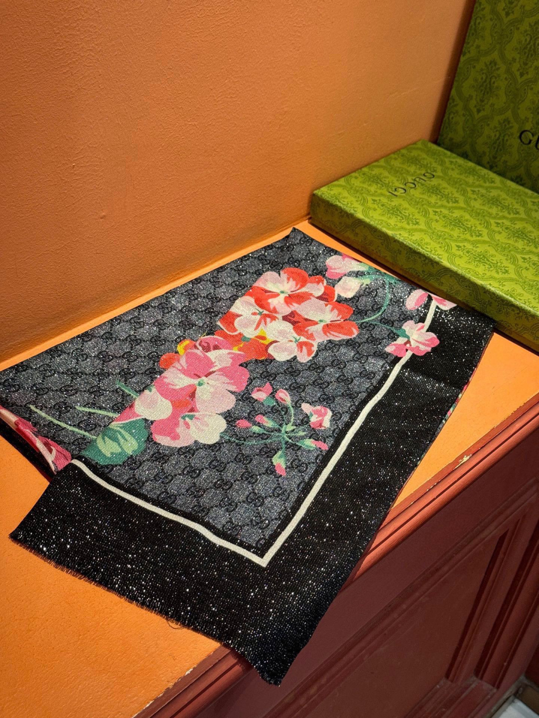 Gucci花卉羊绒围巾~超级抬气色！高级女人味！】羊绒围巾也能这么美！！！Gucci这款双面花卉羊绒围巾