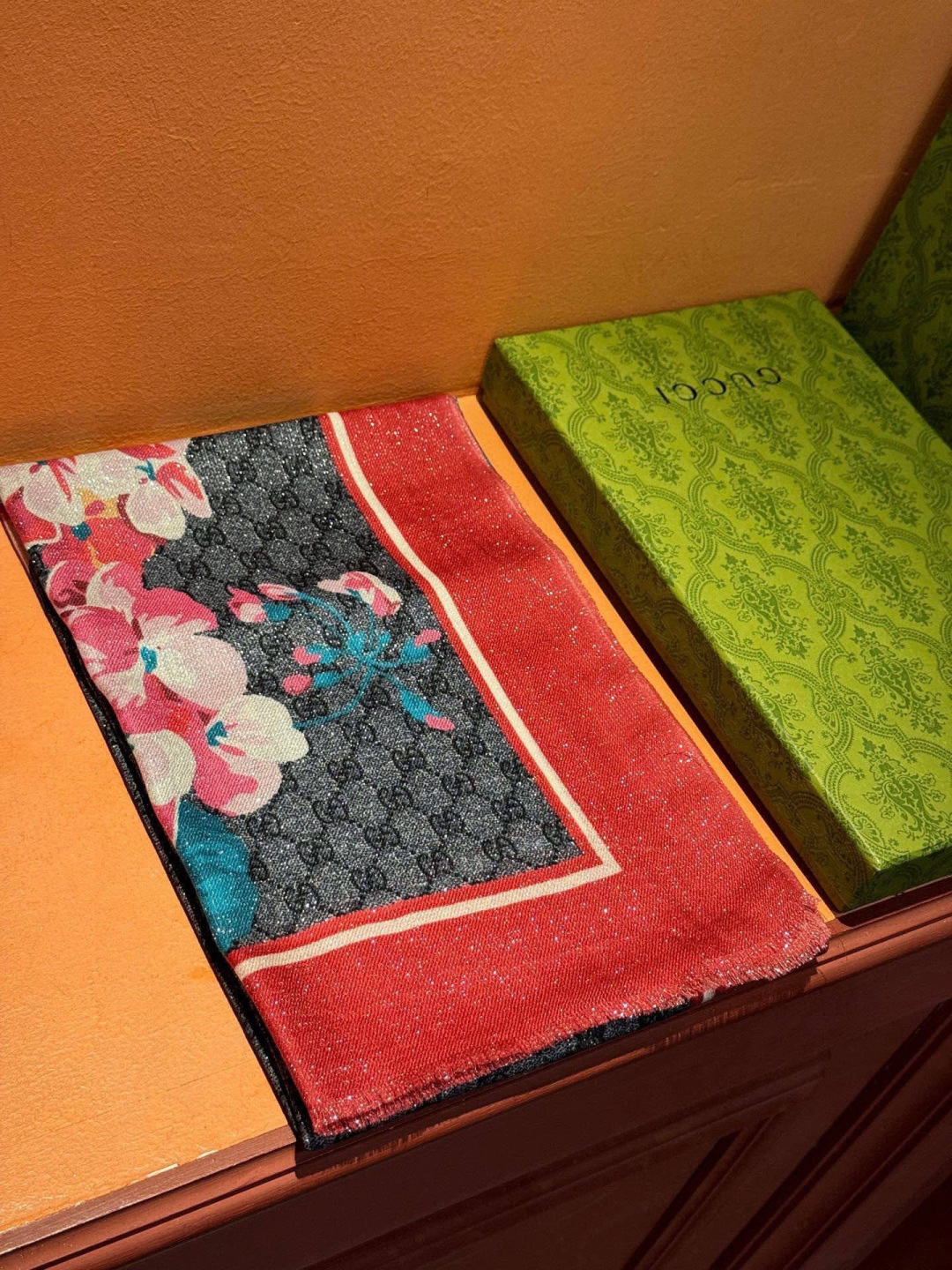 Gucci花卉羊绒围巾~超级抬气色！高级女人味！】羊绒围巾也能这么美！！！Gucci这款双面花卉羊绒围巾