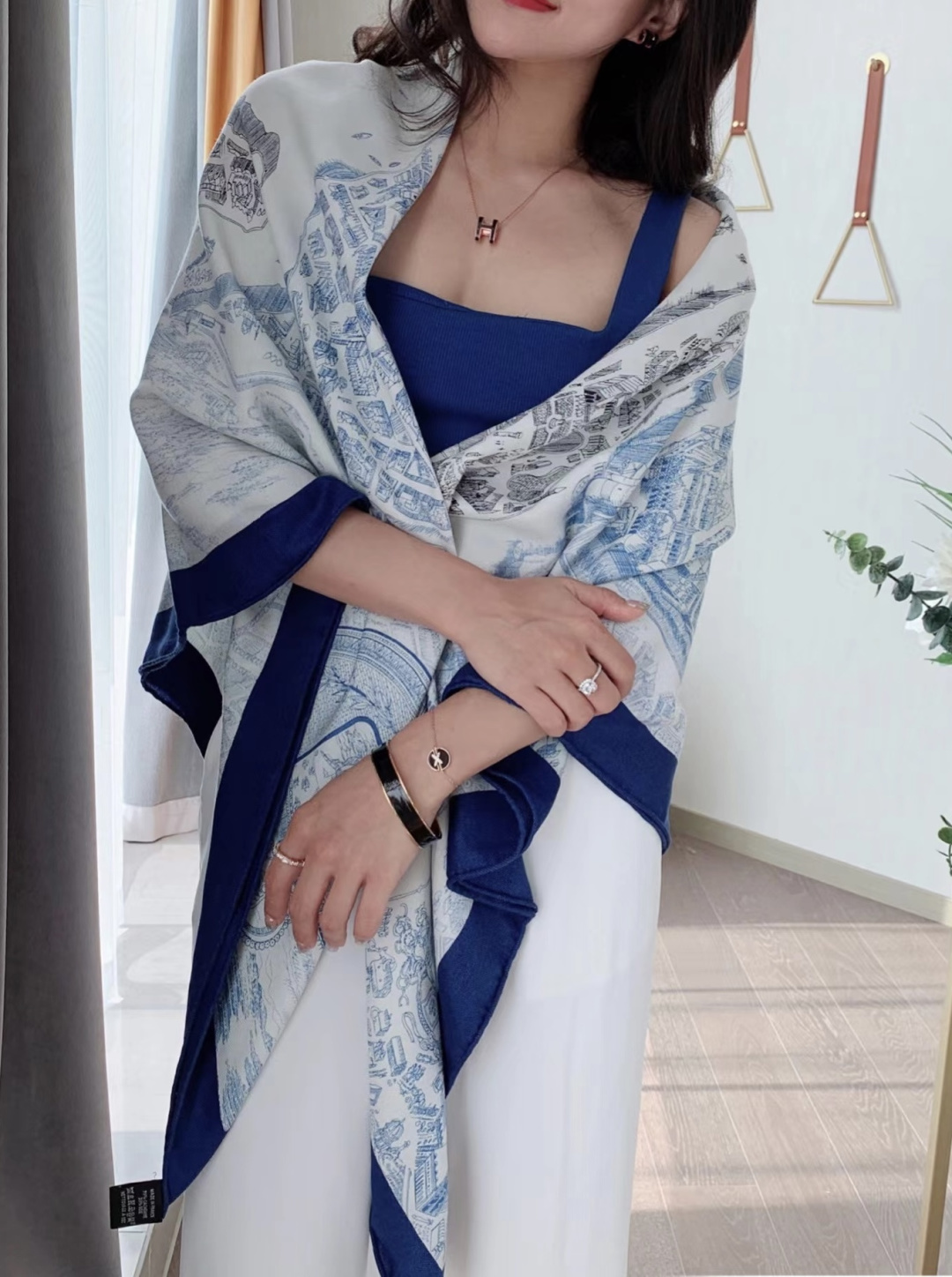 爱马仕～秋冬搭配利器❗️顶级双面同色 版真丝羊绒披肩！！1条等于2条】点睛精彩，图案和配色都超级喜欢，又