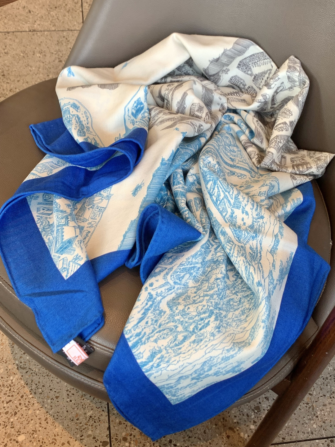 爱马仕～秋冬搭配利器❗️顶级双面同色 版真丝羊绒披肩！！1条等于2条】点睛精彩，图案和配色都超级喜欢，又